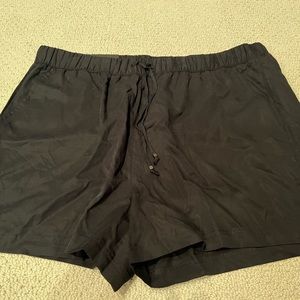 Banana republic pull on black shorts 18